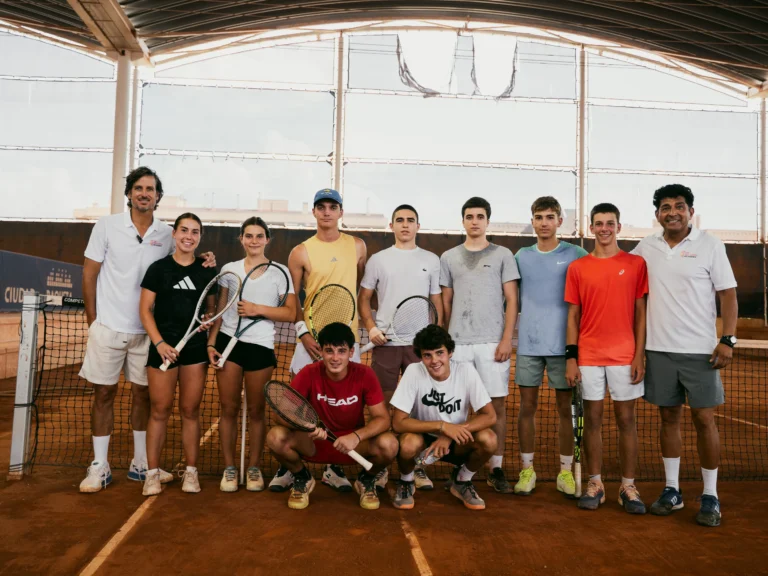 Feliciano López con alumnos de BamVolea Academy